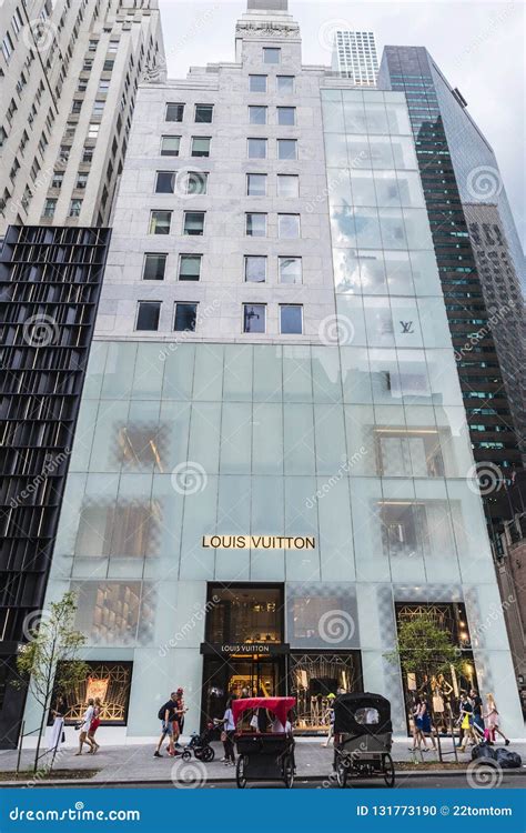 5th avenue retailer of luxury.